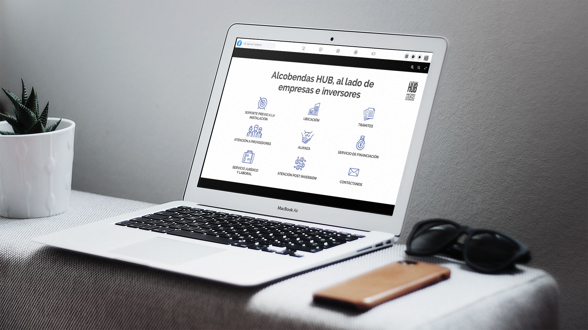 Mockup de un MacBook Air con una publicación de Facebook titulada 'Alcobendas HUB, al lado de empresas e inversores'